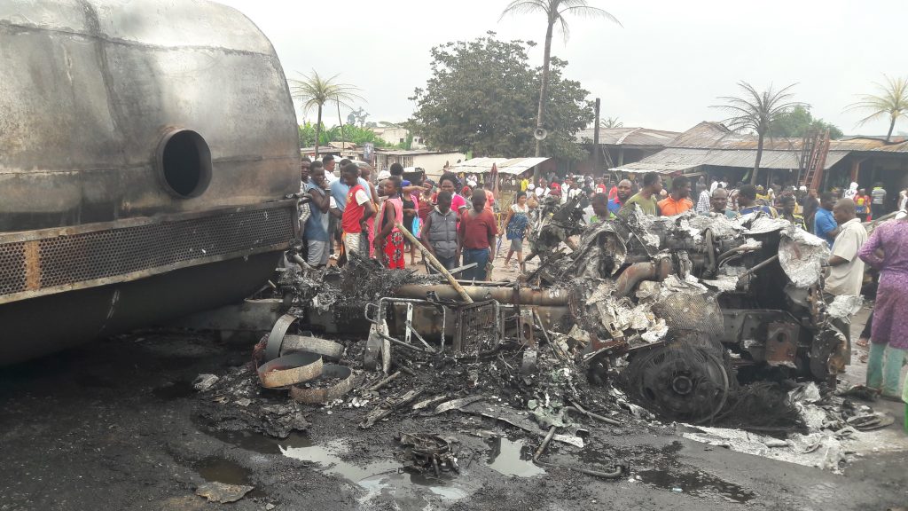 Satu tewas, 6 kendaraan terbakar dalam ledakan kapal tanker Edo