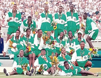Babayaro (first left, second row) with members of the Dream Team after their victory in 1996.