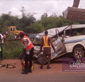 Journalist, pregnant wife and children die in auto crash