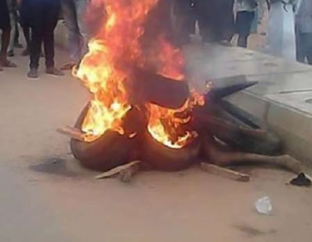 Mob sets fleeing phone thieves ablaze after tricycle fails to start in Onitsha