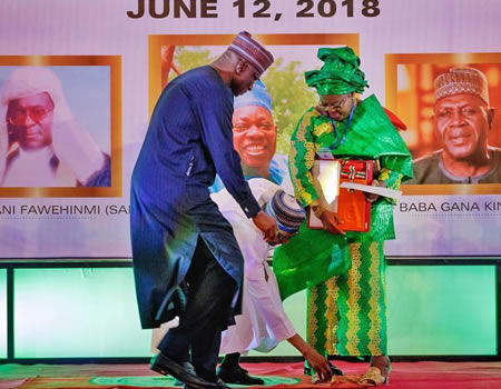 buhari-bending-down