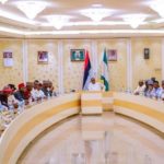 APC senators, Buhari moves to halt APC 22 senators' defection as defeated aspirants storm Aso Rock