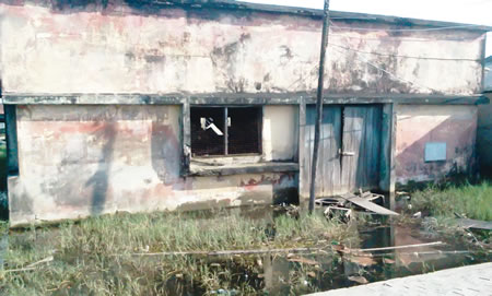 Flood kills 16, Flood sacks three communities