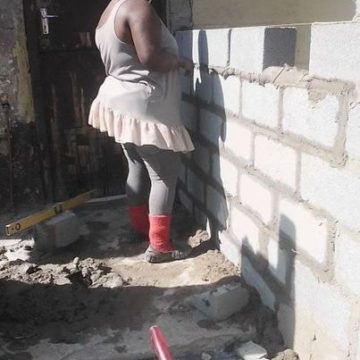 26-year-old single-handedly builds her house
