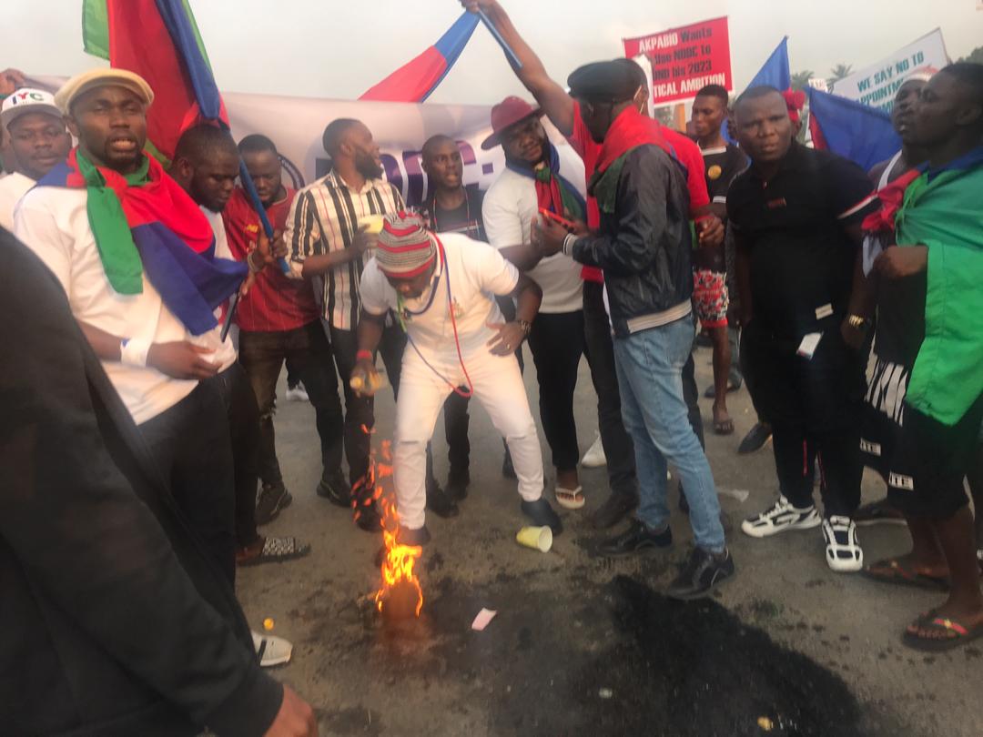 youths barricade East-West road