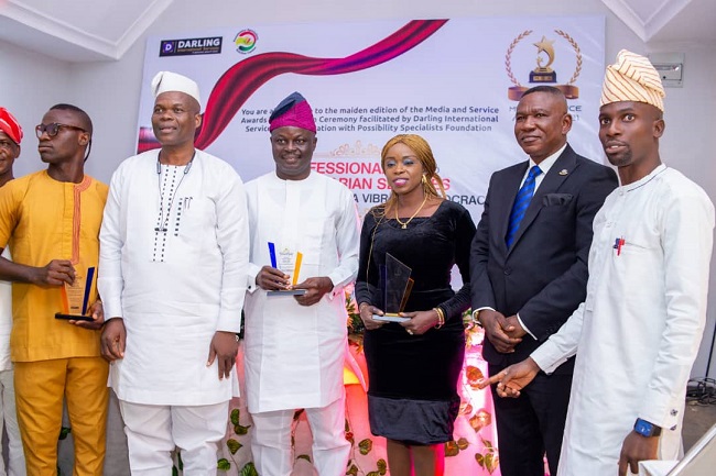 honours prominent media personalities