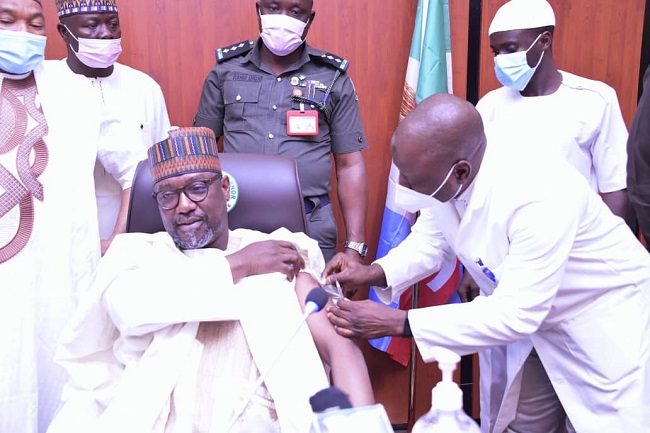 Niger governor receives vaccine