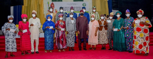 Abiodun presents gratuity cheques