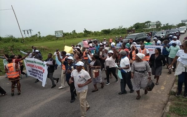 Protesters block convoy