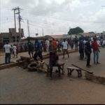 angry youths block Sabon
