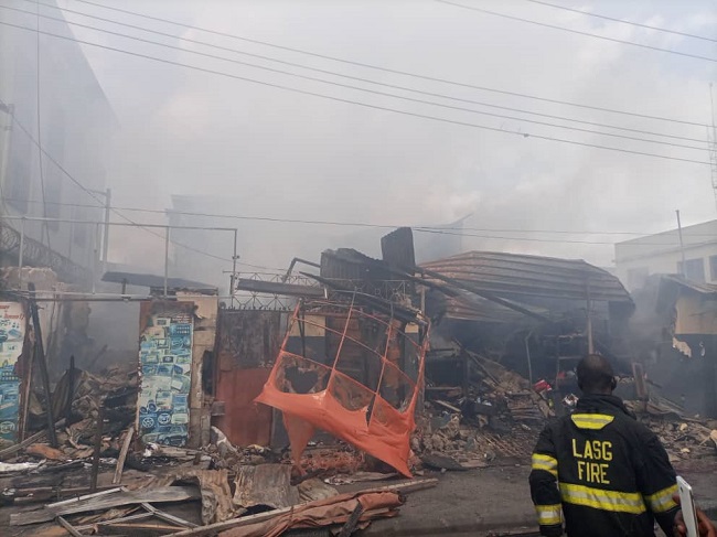 Fire outbreak guts building at Mushin in Lagos - Tribune Online