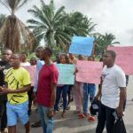 Aggrieved Isoko youths block Ughelli-Asaba highway over alleged marginalisation