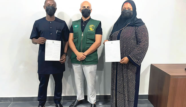 From left, Mr AbdulKarim bin Abdulmohsen Al-Yousef, Mr Sultan Mohammed Saleh and an unidentified official after an agreement signing ceremony between King Salman Humanitarian Aid and Relief Centre (KSrelief) and Abibakr As-Sidiq Philanthropic Home (ASPH), in Abuja, towards the feeding of 12,600 Nigerians in the forthcoming fasting month of Ramadan.