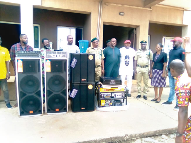 The Comptroller, Nigeria Correctional Service in Delta State, Friday Esezobor Ovie (fifth left); President, National Association of Seadogs (NAS), Asaba chapter, Emeka Okolo (sixth right) and others at the donation ceremony. Photo: Alphonsus Agborh