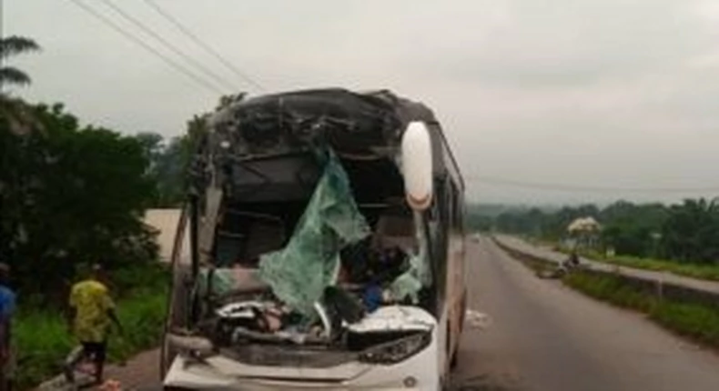 Bus conductor dies as driver sleep offs while driving in Anambra