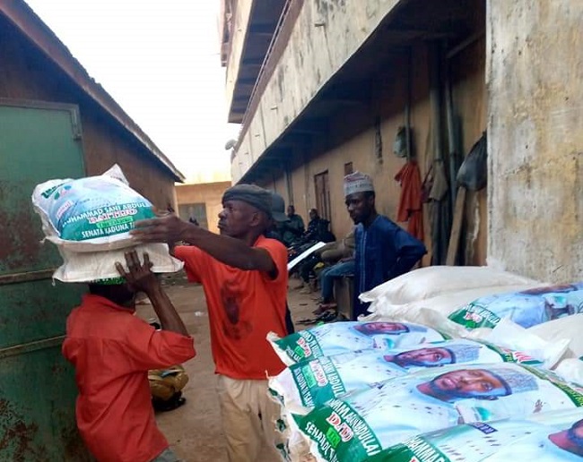 Kaduna APC Senatorial candidate distributes two trucks of fertilizers to farmers