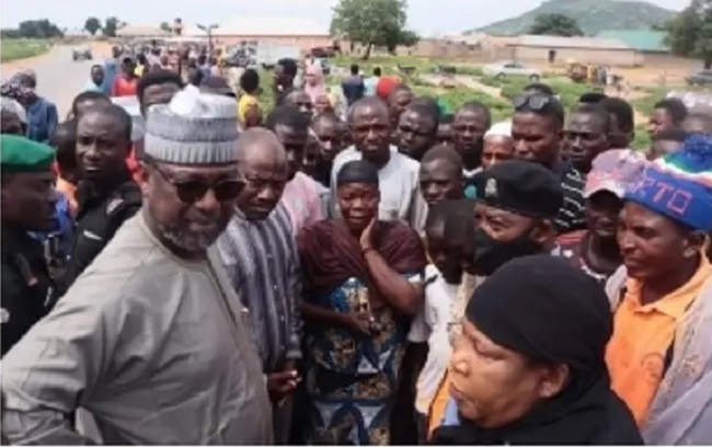 Niger governor stops convoy to assist accident victims at Paiko
