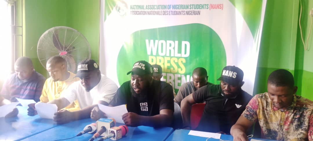 Students threaten to grind airports' activities