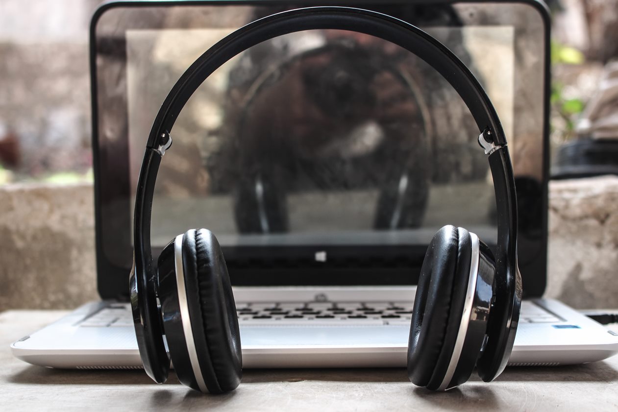 Audio Laptop and Earphones