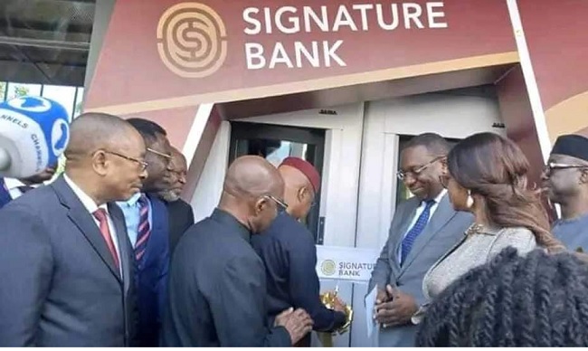 Signature Bank begins operation,