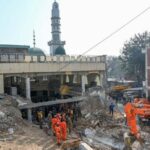 Pakistan buries mosque,