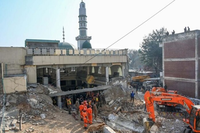Pakistan buries mosque,