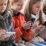 Storytelling rather than phones keeps children safe Cartoon characters animations can inspire children Mobile phones