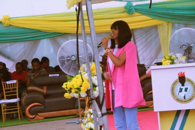 Adeherself corps members