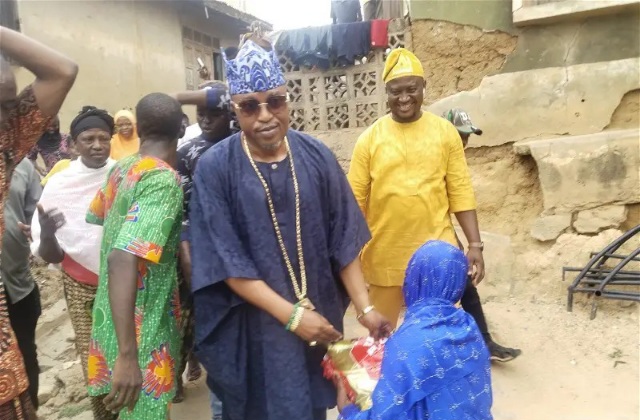 Oluwo distributes foodstuffs