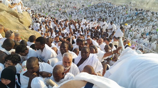 extends payment deadline, Nigerian pilgrims climb Mount Arafat