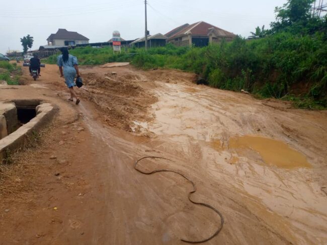 Deplorable road cuts off communities