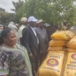 Senator Plang distributes fertilisers
