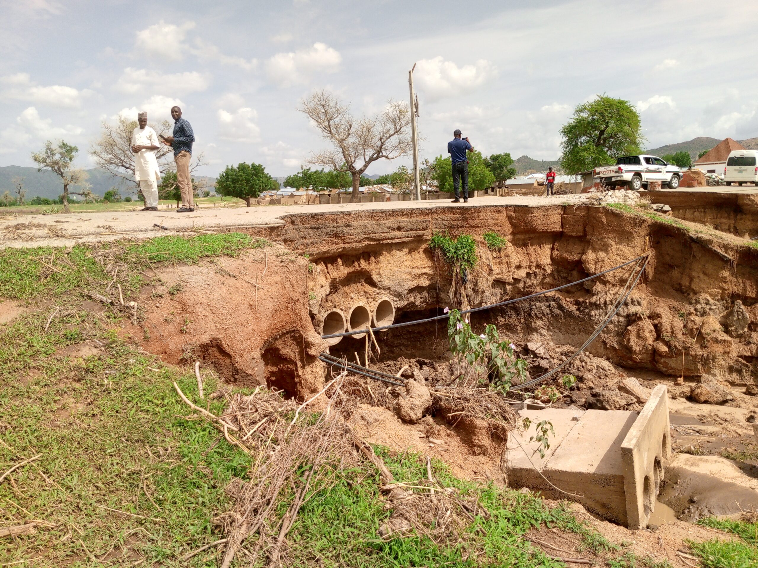 flood kill, displace people