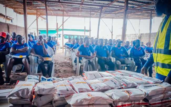 Senator Oyewumi distributes N10m cash grants to 100 Osun fish farmers