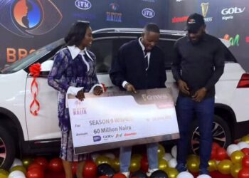 Kellyrae receives cash prize