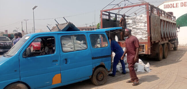 Hardship: PDP chieftain distributes 5,000 bags of rice to Osun residents
