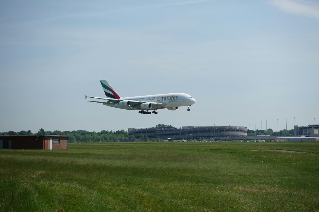 situations that force planes to make emergency landing