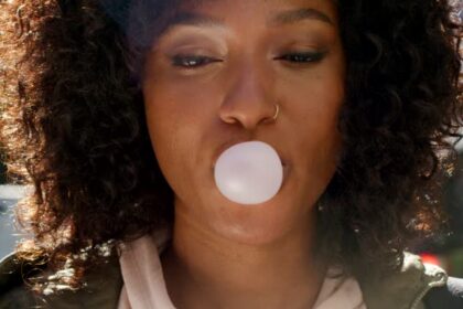 Chewing gum could be a hidden source of plastic ingestion, releasing thousands of microplastic fragments directly into the mouth