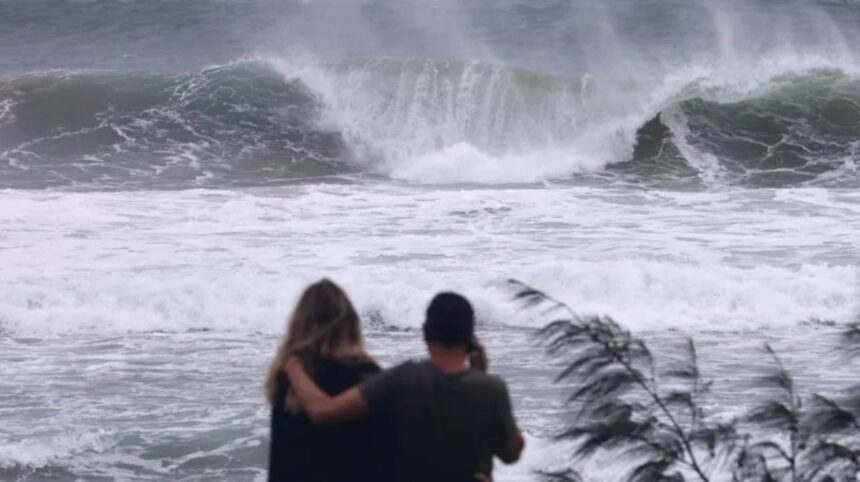 huge waves hit Australia