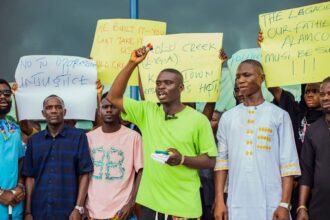 Residents of Kolo protesting