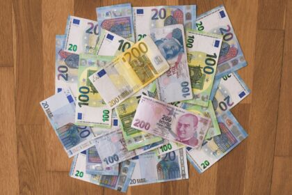 currency of richest countries in the World by GDP