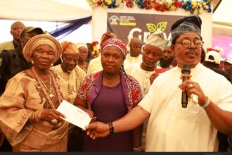 Lagos LG boss presents N250,000 to 10 CDAs for grassroots development
