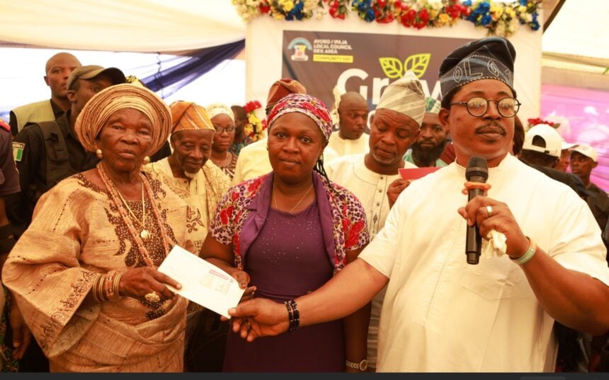 Lagos LG boss presents N250,000 to 10 CDAs for grassroots development