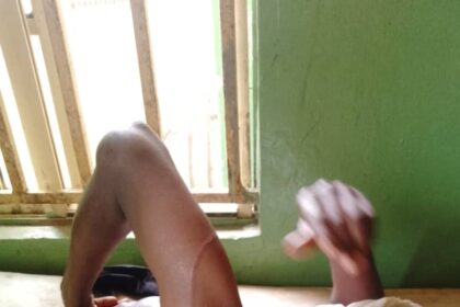 Attacked police officer by mob, Mob attacks police