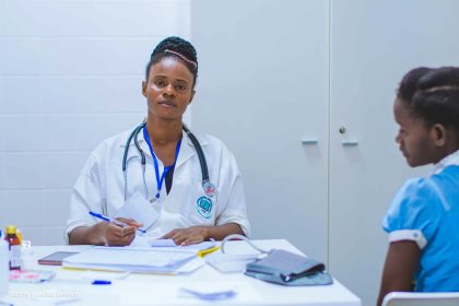 a doctor examining a patient to know the medical tests to recommend