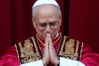 Pope raises alarm over human rights Pope Leo XIV praying,