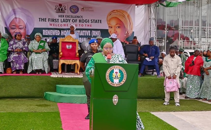 the wife of the Kogi State Governor, Hajia Sefinat Ododo adressing the agricultural support event in Kogi.