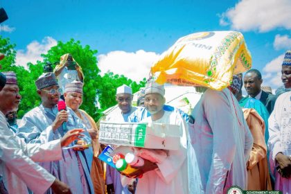 Governor Aliyu distributing fertiliser to farmers in Sokoto,