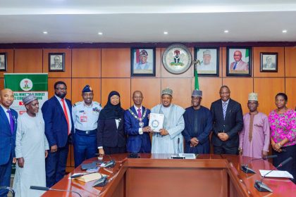 Minister of Budget and Economic Planning, Senator Abubakar Bagudu (C) flanked by the President of ICAN, Dr. Haruna Yahaya (L) DG, Budget office of the Federation, Dr. Tanimu Yakubu (R) Acting Permanent Secretary, Budget and Economic Planning, Dr. Samson Ebimaro, Directors and Executive members of ICAN, during a courtesy visit to the Minister in Abuja on Thursday.