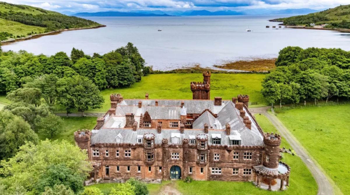 UK: Castle on Scottish island back on market for £750,000